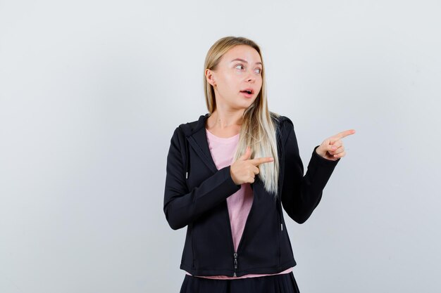 Jonge blonde charmante vrouw geïsoleerd