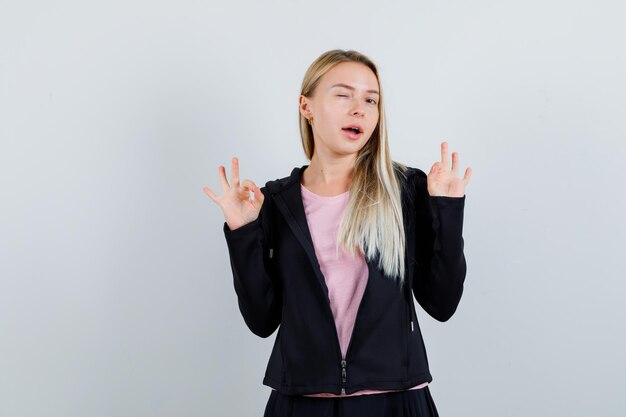 Jonge blonde charmante vrouw geïsoleerd