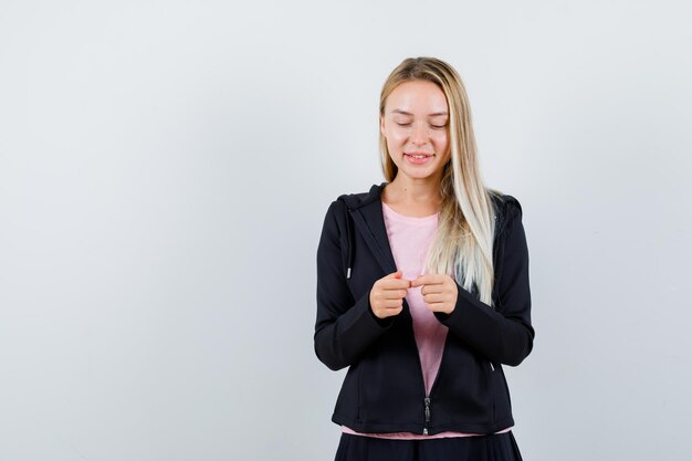 Gratis foto jonge blonde charmante vrouw geïsoleerd