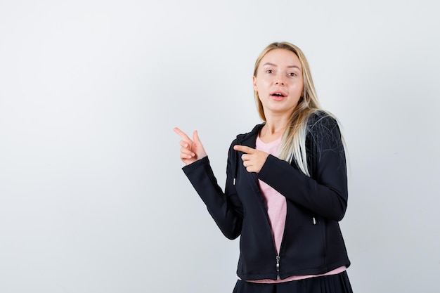 Jonge blonde charmante vrouw geïsoleerd