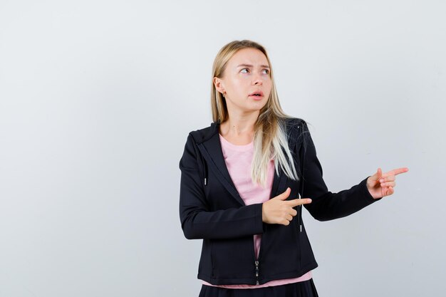 Jonge blonde charmante vrouw geïsoleerd