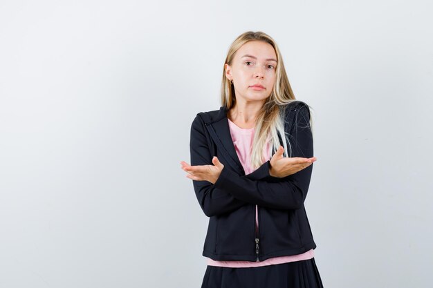 Jonge blonde charmante vrouw geïsoleerd