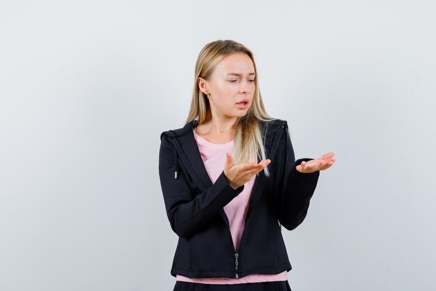 Jonge blonde charmante vrouw geïsoleerd