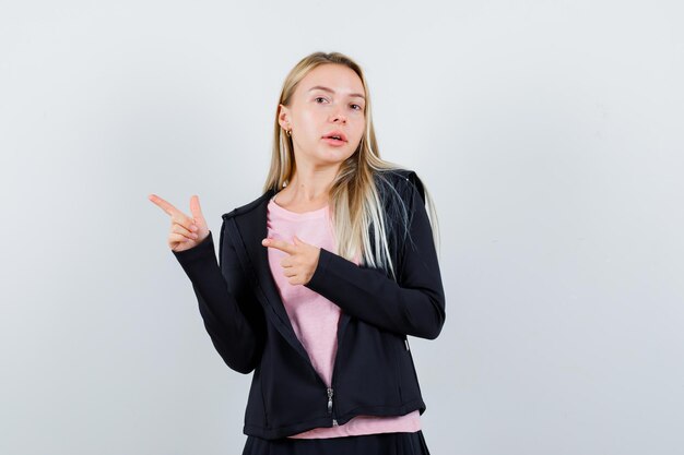 Jonge blonde charmante vrouw geïsoleerd