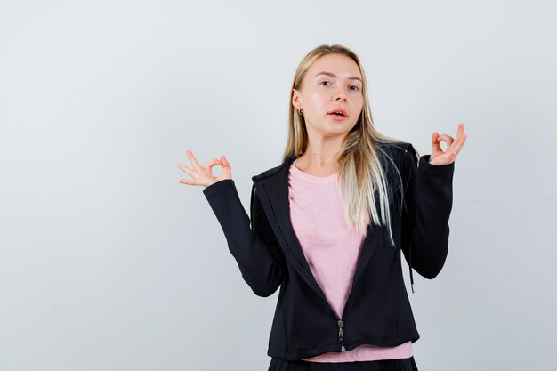 Jonge blonde charmante vrouw geïsoleerd