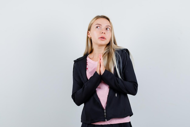 Jonge blonde charmante vrouw geïsoleerd