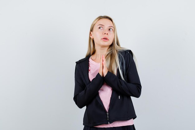 Jonge blonde charmante vrouw geïsoleerd