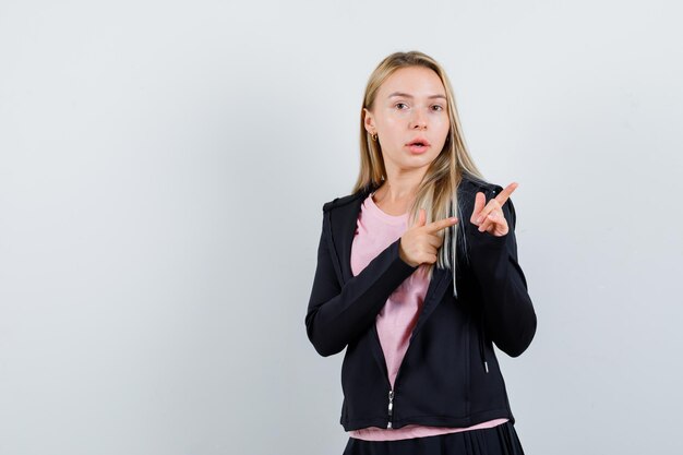 Jonge blonde charmante vrouw geïsoleerd