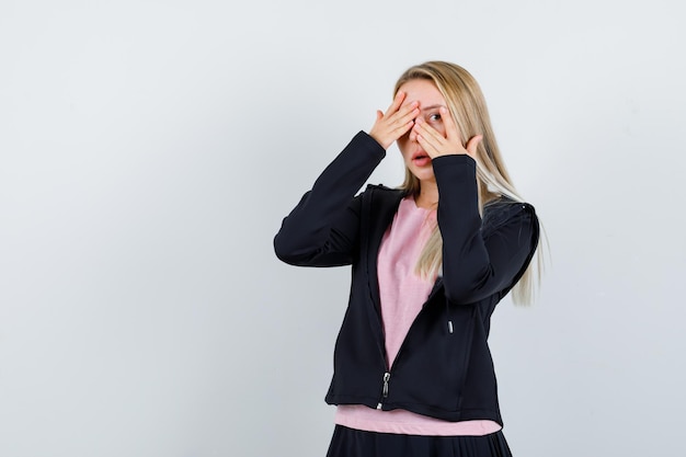 Jonge blonde charmante vrouw geïsoleerd