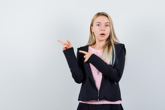 Jonge blonde charmante vrouw geïsoleerd