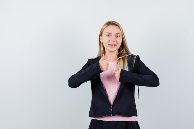 Jonge blonde charmante vrouw geïsoleerd