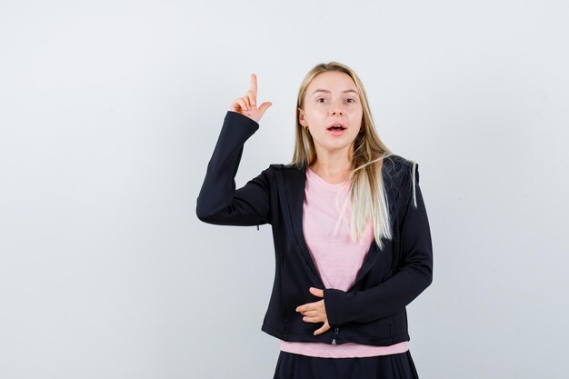 Jonge blonde charmante vrouw geïsoleerd