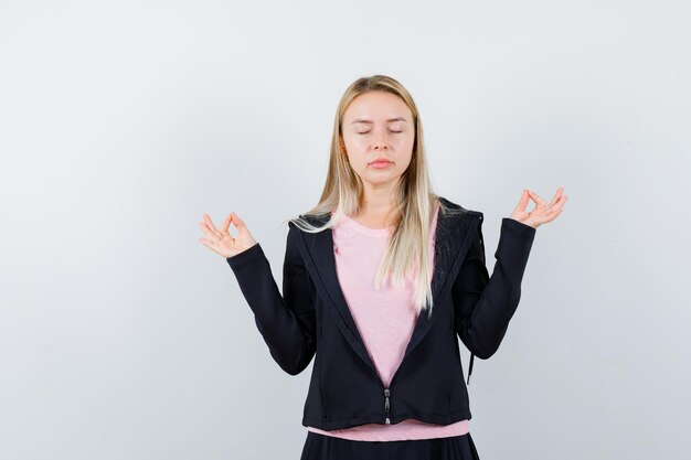 Jonge blonde charmante vrouw geïsoleerd