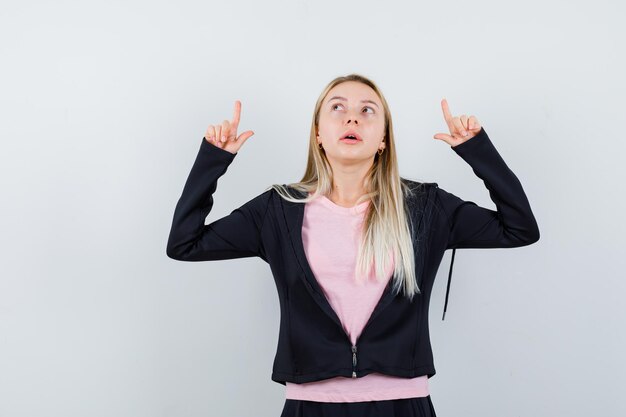 Jonge blonde charmante vrouw geïsoleerd