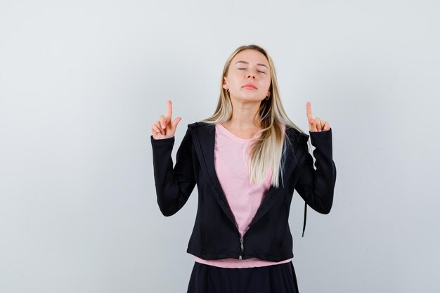 Jonge blonde charmante vrouw geïsoleerd