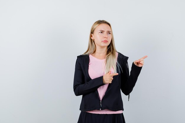 Jonge blonde charmante vrouw geïsoleerd