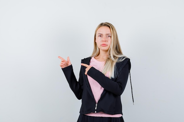 Jonge blonde charmante vrouw geïsoleerd