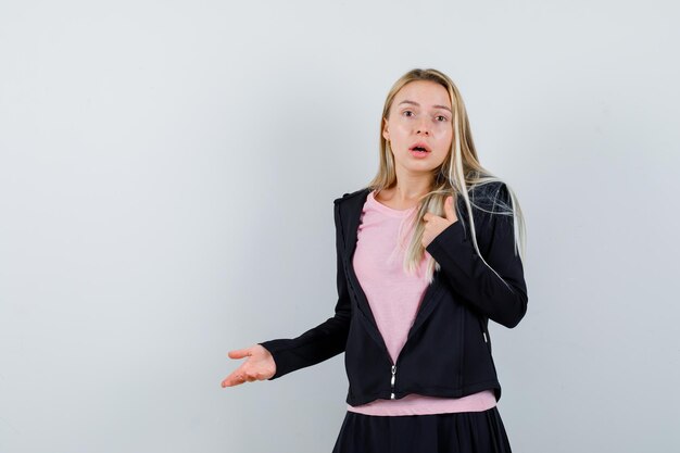 Jonge blonde charmante vrouw geïsoleerd