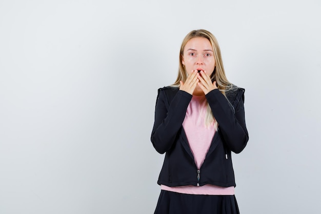 Jonge blonde charmante vrouw geïsoleerd