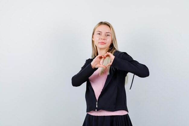 Jonge blonde charmante vrouw geïsoleerd