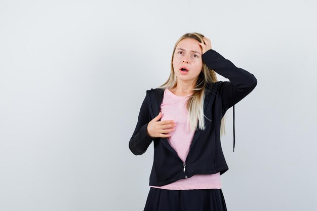 Jonge blonde charmante vrouw geïsoleerd