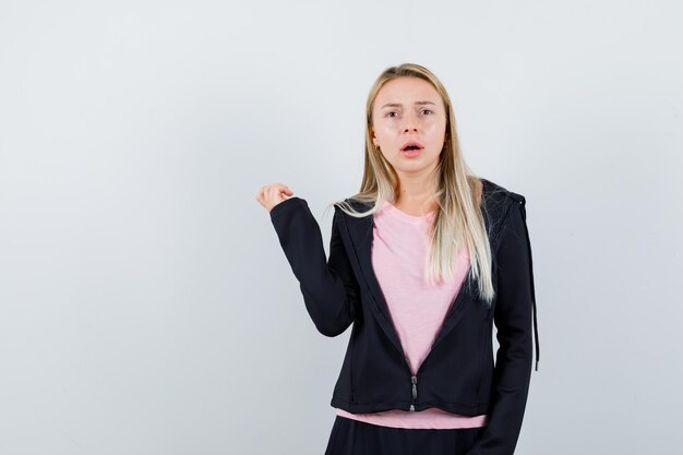 Jonge blonde charmante vrouw geïsoleerd