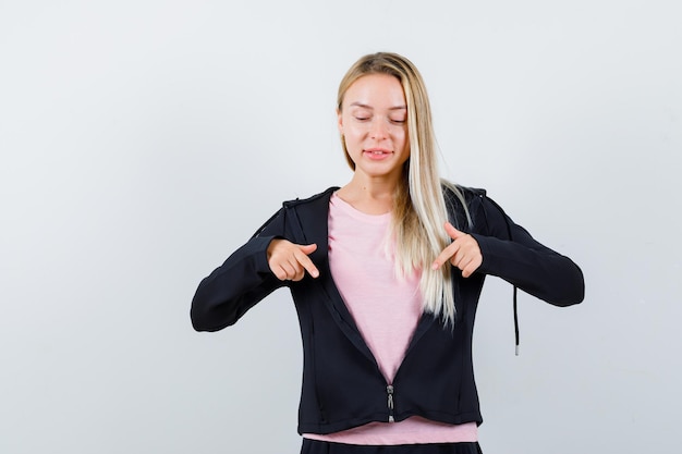 Jonge blonde charmante vrouw geïsoleerd