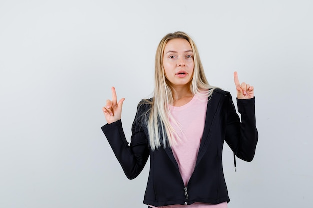 Jonge blonde charmante vrouw geïsoleerd