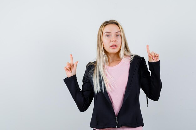 Jonge blonde charmante vrouw geïsoleerd