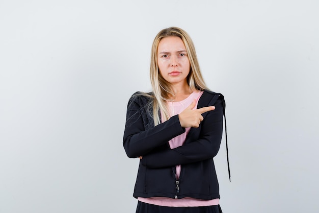 Jonge blonde charmante vrouw geïsoleerd