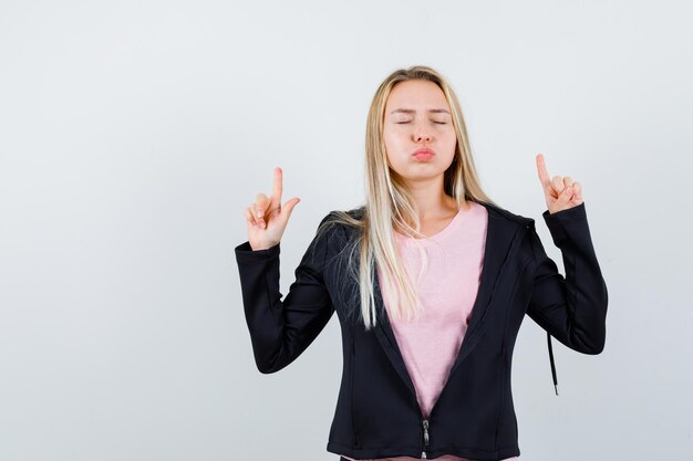 Jonge blonde charmante vrouw geïsoleerd