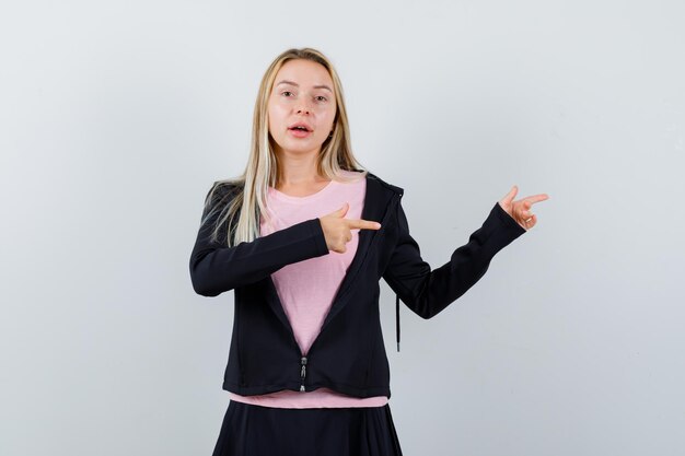 Jonge blonde charmante vrouw geïsoleerd