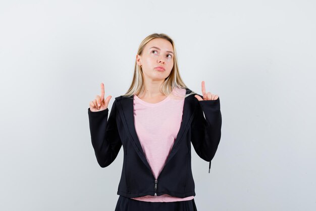 Jonge blonde charmante vrouw geïsoleerd