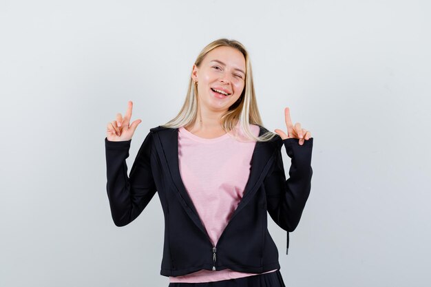 Jonge blonde charmante vrouw geïsoleerd