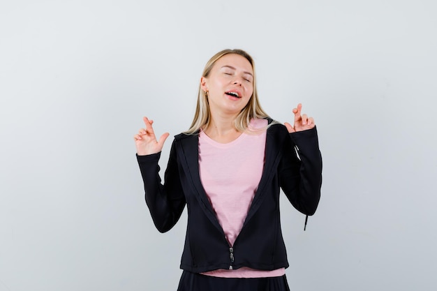 Jonge blonde charmante vrouw geïsoleerd