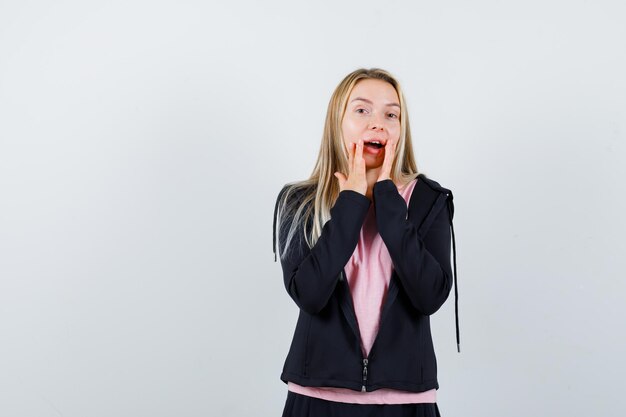 Jonge blonde charmante vrouw geïsoleerd