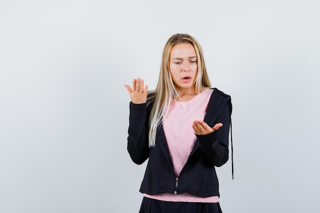 Jonge blonde charmante vrouw geïsoleerd