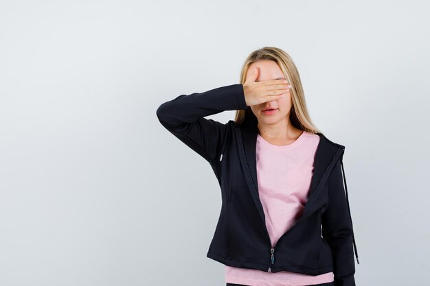 Jonge blonde charmante vrouw geïsoleerd