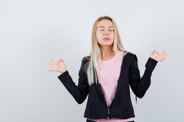 Jonge blonde charmante vrouw geïsoleerd