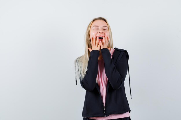 Jonge blonde charmante vrouw geïsoleerd