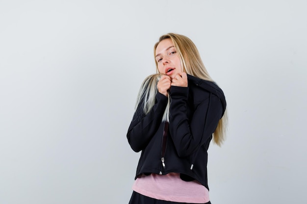 Jonge blonde charmante vrouw geïsoleerd