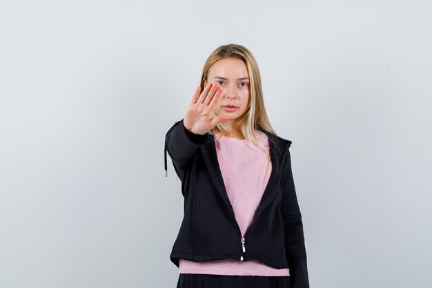 Jonge blonde charmante vrouw geïsoleerd