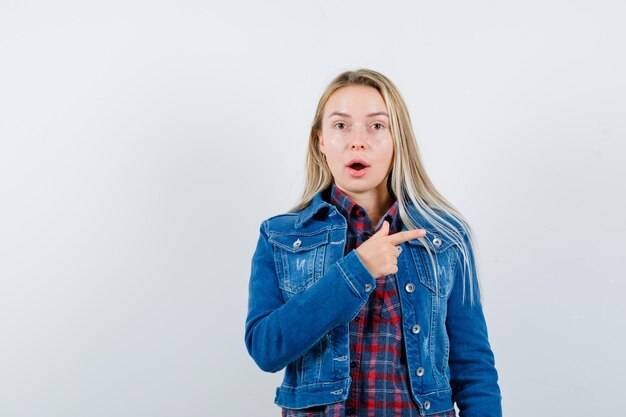 Jonge blonde charmante vrouw geïsoleerd