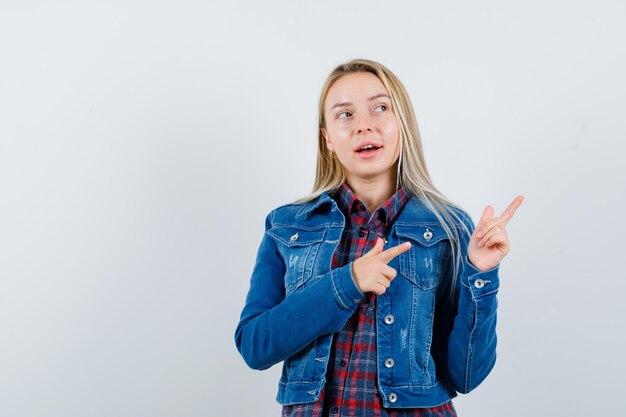 Jonge blonde charmante vrouw geïsoleerd