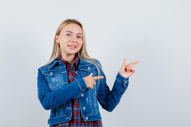 Jonge blonde charmante vrouw geïsoleerd