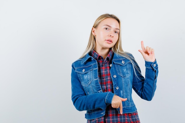 Jonge blonde charmante vrouw geïsoleerd