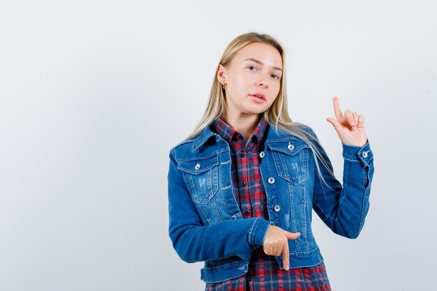 Jonge blonde charmante vrouw geïsoleerd