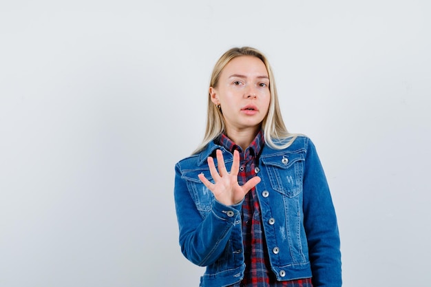 Jonge blonde charmante vrouw geïsoleerd