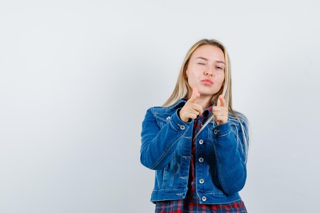 Jonge blonde charmante vrouw geïsoleerd