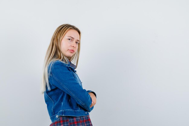 Jonge blonde charmante vrouw geïsoleerd